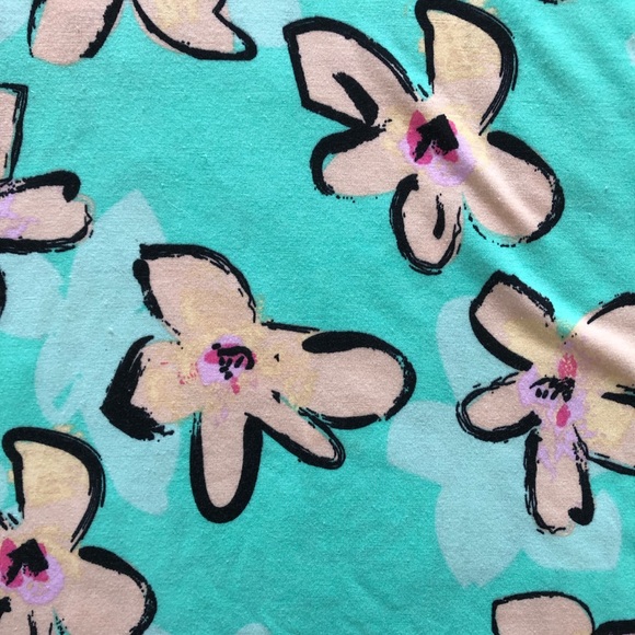 Small LuLaRoe Classic T - Picture 2 of 4